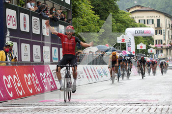 2021-06-09 - Alois Charrin (Swiss Racing Accademy) vince la volata della 6^ tappa a San Pellegrino Terme - GIRO D'ITALIA U23 SONDRIO-LAGO CAMPO MORO - GIRO D'ITALIA - CYCLING