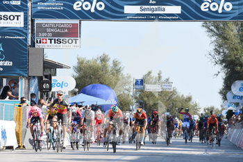 2020-09-12 - Finish line with the winner Tim Merlier (Alpecin – Fenix) - 6^ TAPPA CASTELFIDARDO - SENIGALLIA - TIRRENO - ADRIATICO - CYCLING