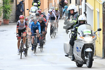 2021-03-14 - Gruppo degli inseguitori affronta il muro di Castelfidardo - CASTELLATO - CASTELFIDARDO - TIRRENO - ADRIATICO - CYCLING