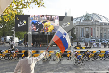 2020-09-20 - Slovenia president Borut Pahor (backside) with flag during the Tour de France 2020, cycling race stage 21, Mantes la jolie - Paris Champs-Elys.es (122 km) on September 20, 2020 in Paris, France - Photo Eric Vargiolu / DPPI - STAGE 21, MANTES LA JOLIE - PARIS CHAMPS-ELYSèES - TOUR DE FRANCE - CYCLING