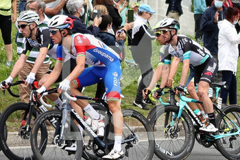 2021-06-29 - Miles Scotson of Groupama-FDJ and Simon Yates of Team BikeExchange during the Tour de France 2021, Cycling race stage 4, Redon - Fougeres (150,4 Km) on June 29, 2021 in Fougeres, France - Photo Laurent Lairys / DPPI - TOUR DE FRANCE 2021, CYCLING RACE STAGE 4, REDON - FOUGERES (150,4 KM) - TOUR DE FRANCE - CYCLING