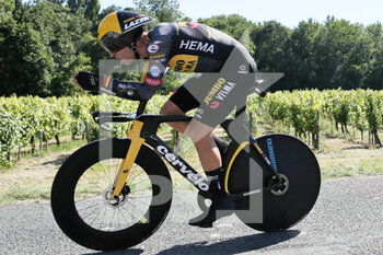 2021-07-17 - Wout Van Aert of Jumbo - Visma during the Tour de France 2021, Cycling race stage 20, time trial, Libourne - Saint Emilion (30,8 Km) on July17, 2021 in Lussac, France - Photo Laurent Lairys / DPPI - TOUR DE FRANCE 2021, CYCLING RACE STAGE 20, TIME TRIAL, LIBOURNE - SAINT EMILION (30,8 KM) - TOUR DE FRANCE - CYCLING