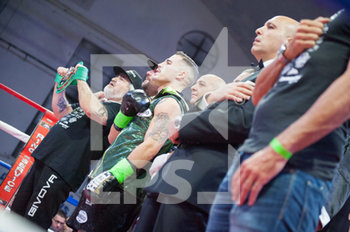2019-10-26 - Il team Magnesi durante l'inno nazionale italiano - MAGNESI VS AWUKU (INTERNATIONAL WBC SUPER FEATHER WEIGHT TITLE) - BOXING - CONTACT