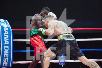 2019-10-26 - Magnesi dà il ritmo dell'incontro senza dare tregua ad Awuku - MAGNESI VS AWUKU (INTERNATIONAL WBC SUPER FEATHER WEIGHT TITLE) - BOXING - CONTACT