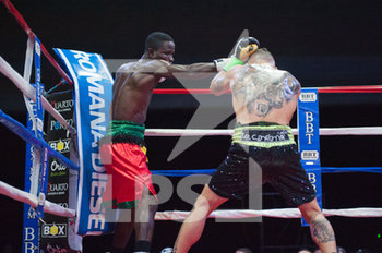 2019-10-26 - Michel Magnesi chiude all'angolo il ghanese Awuku per tutta la durata del primo round - MAGNESI VS AWUKU (INTERNATIONAL WBC SUPER FEATHER WEIGHT TITLE) - BOXING - CONTACT