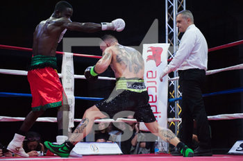 2019-10-26 - Magnesi schiva un sinistro di Awuku - MAGNESI VS AWUKU (INTERNATIONAL WBC SUPER FEATHER WEIGHT TITLE) - BOXING - CONTACT