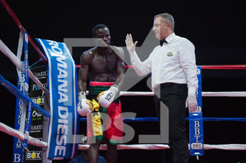 2019-10-26 - Il ghanese Awuku accusa dolori alla spalla sinistra dovuti ai colpi di Magnesi - MAGNESI VS AWUKU (INTERNATIONAL WBC SUPER FEATHER WEIGHT TITLE) - BOXING - CONTACT