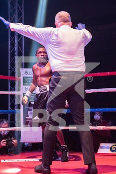 2020-11-27 - The referee says it's over. Micahel Magnesi prevails over Patrick Kinigamazi with a KO - MICHAEL MAGNESI VS PATRICK KINIGAMAZI - MONDIALE IBO SUPERPIUMA - BOXING - CONTACT