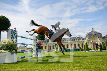 2021-07-11 - Denis Lynch of Ireland riding Gc Chopin's Bushi during the Rolex Grand Prix Table A against the clock 1m60 with jump off, of the Masters Chantilly 2021, FEI equestrian event, Jumping CSI5 on July 11, 2021 at Chateau de Chantilly in Chantilly, France - Photo Victor Joly / DPPI - MASTERS CHANTILLY 2021, FEI EQUESTRIAN EVENT, JUMPING CSI5 - INTERNATIONALS - EQUESTRIAN