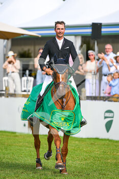 2021-07-11 - Nicolas Delmotte of France riding Urvoso du Roch after winning the Rolex Grand Prix Table A against the clock 1m60 with jump off, of the Masters Chantilly 2021, FEI equestrian event, Jumping CSI5 on July 11, 2021 at Chateau de Chantilly in Chantilly, France - Photo Victor Joly / DPPI - MASTERS CHANTILLY 2021, FEI EQUESTRIAN EVENT, JUMPING CSI5 - INTERNATIONALS - EQUESTRIAN