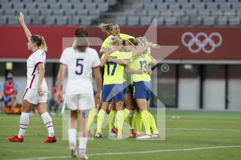 2021-07-21 - Sweden players celebrate after scoring during the Olympic Games Tokyo 2020, Football Women's First Round, Group G, between USA and Sweden on July 21, 2021 at Tokyo Stadium in Tokyo, Japan - Photo Yuya Nagase / Photo Kishimoto / DPPI - OLYMPIC GAMES TOKYO 2020, JULY 21, 2021 - OLYMPIC GAMES TOKYO 2020 - OLYMPIC GAMES
