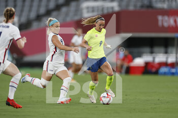 2021-07-21 - ASLLANI Kosovare (SWE), ERTZ Julie (USA) during the Olympic Games Tokyo 2020, Football Women's First Round, Group G, between USA and Sweden on July 21, 2021 at Tokyo Stadium in Tokyo, Japan - Photo Yuya Nagase / Photo Kishimoto / DPPI - OLYMPIC GAMES TOKYO 2020, JULY 21, 2021 - OLYMPIC GAMES TOKYO 2020 - OLYMPIC GAMES
