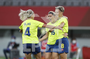 2021-07-21 - HURTIG Lina (8) (SWE) celebrates after his goal with GLAS Hanna, SCHOUGH Olivia during the Olympic Games Tokyo 2020, Football Women's First Round, Group G, between USA and Sweden on July 21, 2021 at Tokyo Stadium in Tokyo, Japan - Photo Yuya Nagase / Photo Kishimoto / DPPI - OLYMPIC GAMES TOKYO 2020, JULY 21, 2021 - OLYMPIC GAMES TOKYO 2020 - OLYMPIC GAMES