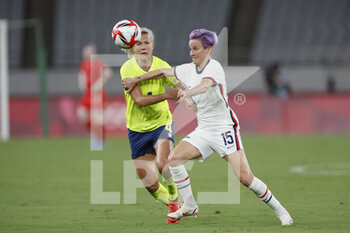 2021-07-21 - RAPINOE Megan (USA), GLAS Hanna (SWE) during the Olympic Games Tokyo 2020, Football Women's First Round, Group G, between USA and Sweden on July 21, 2021 at Tokyo Stadium in Tokyo, Japan - Photo Yuya Nagase / Photo Kishimoto / DPPI - OLYMPIC GAMES TOKYO 2020, JULY 21, 2021 - OLYMPIC GAMES TOKYO 2020 - OLYMPIC GAMES