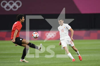 2021-07-22 - Ahmed HEGAZY (EGY) Pedri GONZALEZ (ESP) during the Olympic Games Tokyo 2020, Football Men's First Round Group C, between Egypt and Spain on July 22, 2021 at Sapporo Dome in Sapporo, Japan - Photo Photo Kishimoto / DPPI - OLYMPIC GAMES TOKYO 2020, JULY 22, 2021 - OLYMPIC GAMES TOKYO 2020 - OLYMPIC GAMES