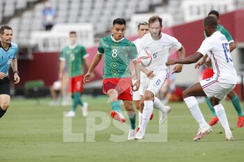 2021-07-22 - Carlos RODRIGUEZ (MEX) Lucas TOUSART (FRA) during the Olympic Games Tokyo 2020, Football Men's First Round Group A, between Mexico and France on July 22, 2021 at Tokyo Stadium in Tokyo, Japan - Photo Photo Kishimoto / DPPI - OLYMPIC GAMES TOKYO 2020, JULY 22, 2021 - OLYMPIC GAMES TOKYO 2020 - OLYMPIC GAMES