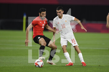 2021-07-22 - Akram TAWFIK (EGY) Pedri GONZALEZ (ESP) during the Olympic Games Tokyo 2020, Football Men's First Round Group C, between Egypt and Spain on July 22, 2021 at Sapporo Dome in Sapporo, Japan - Photo Photo Kishimoto / DPPI - OLYMPIC GAMES TOKYO 2020, JULY 22, 2021 - OLYMPIC GAMES TOKYO 2020 - OLYMPIC GAMES