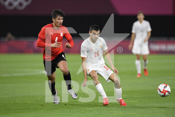 2021-07-22 - Osama GALAL (EGY) Pedri GONZALEZ (ESP) during the Olympic Games Tokyo 2020, Football Men's First Round Group C, between Egypt and Spain on July 22, 2021 at Sapporo Dome in Sapporo, Japan - Photo Photo Kishimoto / DPPI - OLYMPIC GAMES TOKYO 2020, JULY 22, 2021 - OLYMPIC GAMES TOKYO 2020 - OLYMPIC GAMES