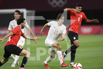 2021-07-22 - Bryan GIL (ESP) Ibrahim ADEL (EGY) during the Olympic Games Tokyo 2020, Football Men's First Round Group C, between Egypt and Spain on July 22, 2021 at Sapporo Dome in Sapporo, Japan - Photo Photo Kishimoto / DPPI - OLYMPIC GAMES TOKYO 2020, JULY 22, 2021 - OLYMPIC GAMES TOKYO 2020 - OLYMPIC GAMES