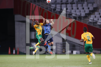 2021-07-22 - Yuta NAKAYAMA (JPN), MAKGOPA Evidence (RSA) during the Olympic Games Tokyo 2020, Football Men's First Round Group A, between Japan and South Africa on July 22, 2021 at Tokyo Stadium in Tokyo, Japan - Photo Photo Kishimoto / DPPI - OLYMPIC GAMES TOKYO 2020, JULY 22, 2021 - OLYMPIC GAMES TOKYO 2020 - OLYMPIC GAMES