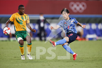 2021-07-22 - Koji MIYOSHI (JPN), CELE Thabo (RSA) during the Olympic Games Tokyo 2020, Football Men's First Round Group A, between Japan and South Africa on July 22, 2021 at Tokyo Stadium in Tokyo, Japan - Photo Photo Kishimoto / DPPI - OLYMPIC GAMES TOKYO 2020, JULY 22, 2021 - OLYMPIC GAMES TOKYO 2020 - OLYMPIC GAMES