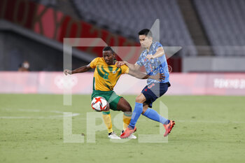 2021-07-22 - Yuta NAKAYAMA (JPN), CELE Thabo (RSA) during the Olympic Games Tokyo 2020, Football Men's First Round Group A, between Japan and South Africa on July 22, 2021 at Tokyo Stadium in Tokyo, Japan - Photo Photo Kishimoto / DPPI - OLYMPIC GAMES TOKYO 2020, JULY 22, 2021 - OLYMPIC GAMES TOKYO 2020 - OLYMPIC GAMES