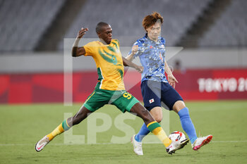 2021-07-22 - Kou ITAKURA (JPN), MAKGOPA Evidence (RSA) during the Olympic Games Tokyo 2020, Football Men's First Round Group A, between Japan and South Africa on July 22, 2021 at Tokyo Stadium in Tokyo, Japan - Photo Photo Kishimoto / DPPI - OLYMPIC GAMES TOKYO 2020, JULY 22, 2021 - OLYMPIC GAMES TOKYO 2020 - OLYMPIC GAMES