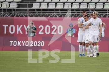2021-07-22 - Chris WOOD (NZL) celebrates after his goal with teammates during the Olympic Games Tokyo 2020, Football Men's First Round Group B, between New Zealand and Republic of Korea on July 22, 2021 at Ibaraki Kashima Stadium in Kashima, Japan - Photo Photo Kishimoto / DPPI - OLYMPIC GAMES TOKYO 2020, JULY 22, 2021 - OLYMPIC GAMES TOKYO 2020 - OLYMPIC GAMES