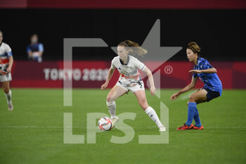 2021-07-24 - Keira WALSH (GBR) Hina SUGITA (JPN) during the Olympic Games Tokyo 2020, Football Women's First Round Group E, between Japan and Great Britain on July 24, 2021 at Sapporo Dome in Tokyo, Japan - Photo Photo Kishimoto / DPPI - OLYMPIC GAMES TOKYO 2020, JULY 24, 2021 - OLYMPIC GAMES TOKYO 2020 - OLYMPIC GAMES