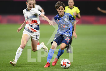 2021-07-24 - Keira WALSH (GBR) Mana IWABUCHI (JPN) during the Olympic Games Tokyo 2020, Football Women's First Round Group E, between Japan and Great Britain on July 24, 2021 at Sapporo Dome in Tokyo, Japan - Photo Photo Kishimoto / DPPI - OLYMPIC GAMES TOKYO 2020, JULY 24, 2021 - OLYMPIC GAMES TOKYO 2020 - OLYMPIC GAMES