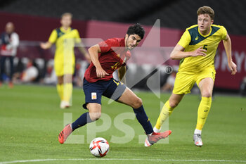 2021-07-25 - Carlos SOLER (ESP) Harry SOUTTAR (AUS) during the Olympic Games Tokyo 2020, Football Men's First Round Group C on July 25, 2021 at Sapporo Dome in Sapporo, Japan - Photo Photo Kishimoto / DPPI - OLYMPIC GAMES TOKYO 2020, JULY 25, 2021 - OLYMPIC GAMES TOKYO 2020 - OLYMPIC GAMES