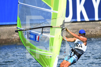 2021-07-25 - Thomas Goyard (Fra) competes on Men's RS:X - Windsurfer heats during the Olympic Games Tokyo 2020, Sailing, on July 25, 2021 at Enoshima Yacht Harbour in Enoshima, Japan - Photo Yoann Cambefort / Marti Media / DPPI - OLYMPIC GAMES TOKYO 2020, JULY 25, 2021 - OLYMPIC GAMES TOKYO 2020 - OLYMPIC GAMES