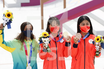 2021-07-26 - LEAL Rayssa (BRA) Silver Medal, Momiji NISHIYA (JPN) Gold Medal, Funa NAKAYAMA (JPN) 3rd Bronze Medal during the Olympic Games Tokyo 2020, Skateboarding Women's Street Medal Ceremony on July 26, 2021 at Ariake Urban Sports Park in Tokyo, Japan - Photo Photo Kishimoto / DPPI - OLYMPIC GAMES TOKYO 2020, JULY 26, 2021 - OLYMPIC GAMES TOKYO 2020 - OLYMPIC GAMES