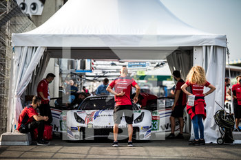 2020-09-16 - 63 MacNeil Cooper (usa), Segal Jeff (usa), Vilander Toni (fin), WeatheTech Racing, Ferrari 488 GTE Evo, ambiance during the scrutineering of the 2020 24 Hours of Le Mans, 7th round of the 2019...20 FIA World Endurance Championship on the Circuit des 24 Heures du Mans, from September 16 to 20, 2020 in Le Mans, France - Photo Thomas Fenetre / DPPI - 24 HOURS OF LE MANS 2020 - ENDURANCE - MOTORS