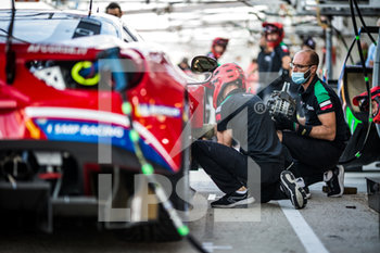 2020-09-16 - Ambiance, Brakes disc change during the scrutineering of the 2020 24 Hours of Le Mans, 7th round of the 2019...20 FIA World Endurance Championship on the Circuit des 24 Heures du Mans, from September 16 to 20, 2020 in Le Mans, France - Photo Thomas Fenetre / DPPI - 24 HOURS OF LE MANS 2020 - ENDURANCE - MOTORS