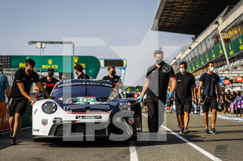 2020-09-16 - Christensen Michael (dnk), Estre Kevin (fra), Vanthoor Laurens (bel), Porsche GT Team, Porsche 911 RSR-19, ambiance during the scrutineering of the 2020 24 Hours of Le Mans, 7th round of the 2019...20 FIA World Endurance Championship on the Circuit des 24 Heures du Mans, from September 16 to 20, 2020 in Le Mans, France - Photo Fr.d.ric Le Floc...h / DPPI - 24 HOURS OF LE MANS 2020 - ENDURANCE - MOTORS