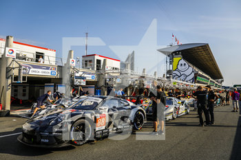 2020-09-16 - 88 Bastien Dominique (usa), De Leener Adrien (bel), Preining Thomas (aut), Dempsey-Proton Racing, Porsche 911 RSR, ambiance, family picture during the scrutineering of the 2020 24 Hours of Le Mans, 7th round of the 2019...20 FIA World Endurance Championship on the Circuit des 24 Heures du Mans, from September 16 to 20, 2020 in Le Mans, France - Photo Fr..d..ric Le Floc...h / DPPI - 24 HOURS OF LE MANS 2020 - ENDURANCE - MOTORS