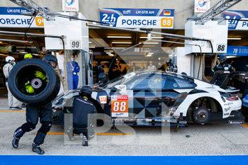 2020-09-17 - 88 Bastien Dominique (usa), De Leener Adrien (bel), Preining Thomas (aut), Dempsey-Proton Racing, Porsche 911 RSR, pit stop during the free practice sessions of the 2020 24 Hours of Le Mans, 7th round of the 2019-20 FIA World Endurance Championship on the Circuit des 24 Heures du Mans, from September 16 to 20, 2020 in Le Mans, France - Photo Fr.d.ric Le Floc...h / DPPI - 24 HOURS OF LE MANS, 7TH ROUND 2020 - ENDURANCE - MOTORS