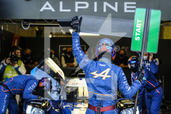 2020-09-17 - 36 Laurent Thomas (fra), Negrao Andr.. (bra), Ragues Pierre (fra), Signatech Alpine Elf, Alpine A470-Gibson, box during the free practice sessions of the 2020 24 Hours of Le Mans, 7th round of the 2019-20 FIA World Endurance Championship on the Circuit des 24 Heures du Mans, from September 16 to 20, 2020 in Le Mans, France - Photo Francois Flamand / DPPI - 24 HOURS OF LE MANS, 7TH ROUND 2020 - ENDURANCE - MOTORS