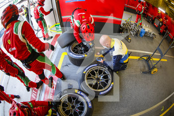 2020-09-18 - Michelin tyres technician during the free practice sessions of the 2020 24 Hours of Le Mans, 7th round of the 2019-20 FIA World Endurance Championship on the Circuit des 24 Heures du Mans, from September 16 to 20, 2020 in Le Mans, France - Photo Fr..d..ric Le Floc...h / DPPI - 24 HOURS OF LE MANS, 7TH ROUND 2020 - PRACTICE SESSION - ENDURANCE - MOTORS