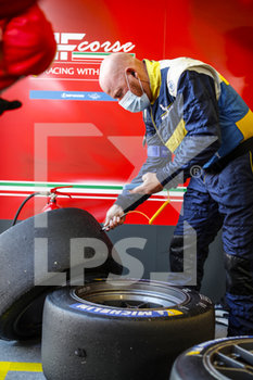 2020-09-18 - Michelin tyres technician during the free practice sessions of the 2020 24 Hours of Le Mans, 7th round of the 2019-20 FIA World Endurance Championship on the Circuit des 24 Heures du Mans, from September 16 to 20, 2020 in Le Mans, France - Photo Fr..d..ric Le Floc...h / DPPI - 24 HOURS OF LE MANS, 7TH ROUND 2020 - PRACTICE SESSION - ENDURANCE - MOTORS