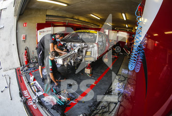 2020-09-18 - 62 Bonamy Grimes (gbr), Hollings Charles (gbr), Mowlem Johnny (gbr), Red River Sport, Ferrari 488 GTE Evo, box, mechanic, mecanicien during the free practice sessions of the 2020 24 Hours of Le Mans, 7th round of the 2019-20 FIA World Endurance Championship on the Circuit des 24 Heures du Mans, from September 16 to 20, 2020 in Le Mans, France - Photo Fr..d..ric Le Floc...h / DPPI - 24 HOURS OF LE MANS, 7TH ROUND 2020 - PRACTICE SESSION - ENDURANCE - MOTORS