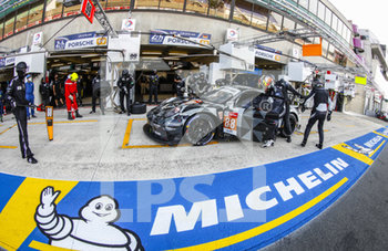 2020-09-18 - 88 Bastien Dominique (usa), De Leener Adrien (bel), Preining Thomas (aut), Dempsey-Proton Racing, Porsche 911 RSR, action, pit stop during the free practice sessions of the 2020 24 Hours of Le Mans, 7th round of the 2019-20 FIA World Endurance Championship on the Circuit des 24 Heures du Mans, from September 16 to 20, 2020 in Le Mans, France - Photo Fr.d.ric Le Floc...h / DPPI - 24 HOURS OF LE MANS, 7TH ROUND 2020 - PRACTICE SESSION - ENDURANCE - MOTORS