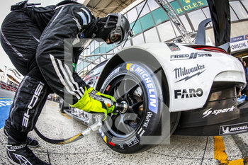 2020-09-18 - 88 Bastien Dominique (usa), De Leener Adrien (bel), Preining Thomas (aut), Dempsey-Proton Racing, Porsche 911 RSR, pit stop, tyre during the free practice sessions of the 2020 24 Hours of Le Mans, 7th round of the 2019-20 FIA World Endurance Championship on the Circuit des 24 Heures du Mans, from September 16 to 20, 2020 in Le Mans, France - Photo Fr..d..ric Le Floc...h / DPPI - 24 HOURS OF LE MANS, 7TH ROUND 2020 - PRACTICE SESSION - ENDURANCE - MOTORS