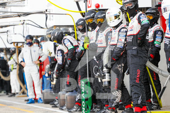 2020-09-18 - Ambiance, pit stop Toyota during the qualifying and Hyperpole sessions of the 2020 24 Hours of Le Mans, 7th round of the 2019-20 FIA World Endurance Championship on the Circuit des 24 Heures du Mans, from September 16 to 20, 2020 in Le Mans, France - Photo Frederic Le Floc'h / DPPI - 24 HOURS OF LE MANS, 7TH ROUND 2020 - PRACTICE SESSION - ENDURANCE - MOTORS