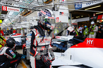 2020-09-18 - Kobayashi Kamui (jpn), Toyota Gazoo Racing, Toyota TS050 Hybrid celebrates the pole position during the qualifying and Hyperpole sessions of the 2020 24 Hours of Le Mans, 7th round of the 2019-20 FIA World Endurance Championship on the Circuit des 24 Heures du Mans, from September 16 to 20, 2020 in Le Mans, France - Photo Frederic Le Floc'h / DPPI - 24 HOURS OF LE MANS, 7TH ROUND 2020 - PRACTICE SESSION - ENDURANCE - MOTORS