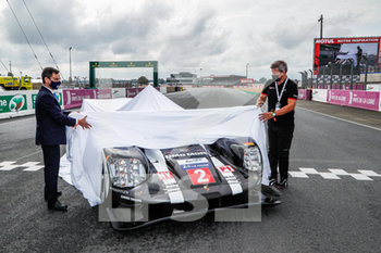 2020-09-19 - Porsche offering a 919 Hybrid to the ACO, FILLON Pierre (fra), President of ACO during the 2020 24 Hours of Le Mans, 7th round of the 2019-20 FIA World Endurance Championship on the Circuit des 24 Heures du Mans, from September 16 to 20, 2020 in Le Mans, France - Photo Frederic Le Floc'h / DPPI - 24 HOURS OF LE MANS, 7TH ROUND 2020 - ENDURANCE - MOTORS