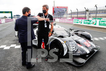 2020-09-19 - Porsche offering a 919 Hybrid to the ACO, FILLON Pierre (fra), President of ACO during the 2020 24 Hours of Le Mans, 7th round of the 2019-20 FIA World Endurance Championship on the Circuit des 24 Heures du Mans, from September 16 to 20, 2020 in Le Mans, France - Photo Frederic Le Floc'h / DPPI - 24 HOURS OF LE MANS, 7TH ROUND 2020 - ENDURANCE - MOTORS