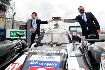 2020-09-19 - Porsche offering a 919 Hybrid to the ACO, Fabrice Bourrigaud, FILLON Pierre (fra), President of ACO, portait during the 2020 24 Hours of Le Mans, 7th round of the 2019-20 FIA World Endurance Championship on the Circuit des 24 Heures du Mans, from September 16 to 20, 2020 in Le Mans, France - Photo Frederic Le Floc'h / DPPI - 24 HOURS OF LE MANS, 7TH ROUND 2020 - ENDURANCE - MOTORS