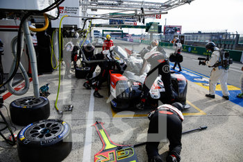 2020-09-19 - 08 Buemi S.bastien (swi), Hartley Brendon (nzl), Nakajima Kazuki (jpn), Toyota Gazoo Racing, Toyota TS050 Hybrid, pit stop during the 2020 24 Hours of Le Mans, 7th round of the 2019-20 FIA World Endurance Championship on the Circuit des 24 Heures du Mans, from September 16 to 20, 2020 in Le Mans, France - Photo Xavi Bonilla / DPPI - 24 HOURS OF LE MANS, 7TH ROUND 2020 - ENDURANCE - MOTORS